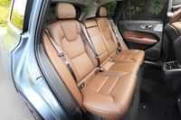 後席は広さ、座り心地ともに良好。今どきの目線で見れば、携帯端末を充電できるUSBポートが備わらない点が、弱点といえば弱点か。