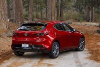 
	新型「マツダ3」のリアビュー。幅広いCピラーや大きく張り出したフェンダーが、ボリューム感を印象づける。
	