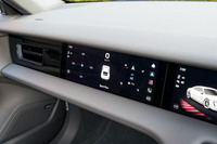 試乗車はオプションのパッセンジャーディスプレイを装備。オフにすると黒地に「Taycan」のロゴのみが表示される。