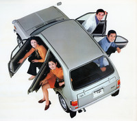 「ホンダ・ライフ」のカタログより、実用的な4ドアの“大人の軽”であることを強調したカット。初期の広告やテレビCMでは夫婦と子供2人の家族をフィーチャーし、ファミリーカー需要に訴えていた。