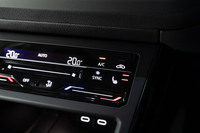 2022年登場の最新モデルでエアコン操作がタッチスイッチ式に切り替わった。「エディション25」専用のシートヒーターのスイッチが両端に備わっている。