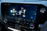 14インチタッチスクリーンは高精細であることも自慢。写真のようなエネルギーフローのほか、駐車を支援するカメラ映像などもクリアに映る。