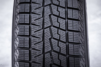 先代「アイスガード6」で定評のあった左右非対称パターンを継承。接地面積の拡大とブロック剛性を向上させながら溝エッジ量を最適化し、氷上性能と雪上性能の両立を図っている。