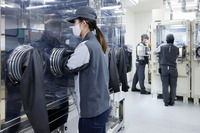 横須賀の試作生産設備では、極限まで湿度が下げられた作業ケース内に、スタッフが手袋越しに手を差し入れて作業を行っていた。