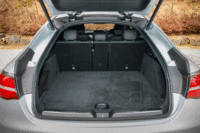 後席は4：2：4の分割可倒式。荷室は定員乗車時で500リッターを確保している。バックレストをすべて倒せば最大で1400リッターの空間が生まれる。