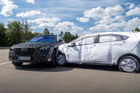 「E-ACTIVE BODY CONTROL」では、システムが側面衝突される危険を察知すると自動で車高を上げ、頑丈なサイドシルで衝撃を吸収する仕組みとなっている。