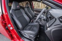 「アクアGRスポーツ」の前席には、セーレン製のヌバック調素材と合成皮革表皮で仕立てられた「GR」ロゴ付き専用スポーティーシートが標準で装備される。