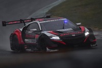 スタート前に降り始めた雨の影響で、レースは荒れ気味に。それでもGT500、GT300クラスともにリタイアはなかった。写真はGT500クラスで2位フィニッシュしたNo.64 Modulo Epson NSX-GT（ナレイン・カーティケヤン／牧野任祐）。