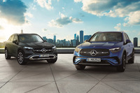 新型「GLC」の外板色は「オブシディアンブラック」（写真左）や「スペクトラルブルー」（写真右）を含め、全10色から選択できる。