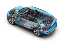 アウディ初の量販BEVとして登場した「e-tron」は、内燃機関の搭載を前提としたプラットフォームMLB evoをベースに開発された。