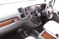 前席周辺の様子。金属調加飾や木目調のパネルで高級感が演出される。