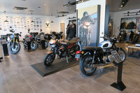 2階の展示スペース。ショールーム内には、20台の最新モデルが展示される。