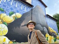 会場の筆者。106回を迎えた今回のテーマは「レモン」。その心は「（常に新しいものを欲している者の）喉を潤し、（ブーストを求めている人に）活力を与え、（冗舌になるのを我慢するための）収れん作用があり……」という。