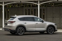 マツダの最新SUVに合わせ、スタイリングもリフレッシュされた「CX-8」。ユーザー層は比較的若く、30代以下がおよそ4割を占めるという。