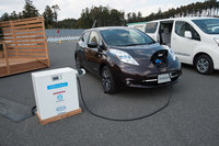 会場では、クルマと住宅の間で電力をやりとりする、いわゆる「V2H」の実演展示も行われていた。今回は主に「走り」に注目してリポートしたが、EVの普及はユーザーのライフスタイルにも大きな変化をもたらすかもしれない。