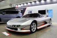 三菱が1989年の東京モーターショーに出展したコンセプトカーの「HSR-II」。フルタイム4WDや4輪操舵といった4輪制御技術に加え、初歩の研究段階にあった追尾走行や自動車庫入れ機能などの運転支援技術も搭載していた。