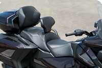 シートについては快適性を考慮して構造を変更。燃料タンクはこの下に備わっており、給油時にはライダーズシートを上に開ける必要がある。