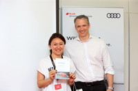 一人ひとりに「Audi women's driving experience」の修了証書が手渡された。