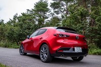今回の試乗車は、1.8リッター直4ディーゼルターボエンジンを搭載する「XD Lパッケージ」。FF車の291万9000円に対し4WD車の価格は315万1200円。
