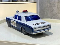 「クラウン」には日本のパトカーの塗色が似合うのは明らか。だが、当時輸出の際、アジア製として格下に見られることを避けたのが痛いほど分かる。