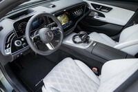 パッセンジャーディスプレイではムービーなどが再生可能で、それ専用にワイヤレスヘッドホンが使える。