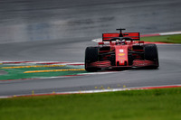 フェラーリは雨の予選で全く振るわず、ベッテル（写真）は12位、マクラーレンのグリッド降格ペナルティーで11番グリッドからスタート。一気に4位にジャンプアップを果たし、その後も善戦を続け、最後の最後に前を走っていたチームメイトのシャルル・ルクレールがミスしたことで3位でゴール、昨季メキシコGP以来となる久々の表彰台に笑顔を見せた。ルクレールは惜しくも4位。チームはルノーの6点後ろ、コンストラクターズランキング6位につけている。（Photo=Ferrari）