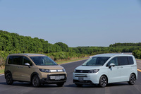 2024年6月に発売を予定している新型「フリード」。今回発表された新型は3代目にあたり、8年ぶりのフルモデルチェンジとなる。上質で洗練されたデザインの「エアー」（写真右）と、力強く遊び心にあふれる「クロスター」（同左）の2モデルをラインナップしている。