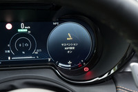 「ヴェローチェ」には電子制御サスペンションが装備されており、ドライブモードが「N（ノーマル）」「A（アドバンストエフィシェンシー）」モードではソフトな、「D（ダイナミック）」モードではハードな減衰特性となる。またDモード選択時でも、丸いセレクター中央のスイッチを押すと、ダンパーがソフトに切り替わる。