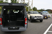 NMCが手がけるカスタムカー。写真向かって左より「キャラバン マルチベッド」「パトロール スーパーサファリ」（中東向けカスタムカー）、「ルークス ハイウェイスター アーバンクローム」「デイズ ボレロ」。