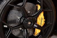 ブレーキディスクはカーボンセラミック製。フロントに6ピストン、リアに4ピストンのキャリパーが備わる。
