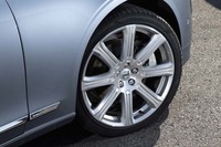 試乗車のタイヤは「ピレリPゼロ」で、サイズは255/35R20。8スポークのホイールは「インスクリプション」専用デザイン。