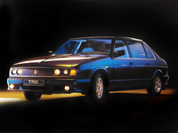 1996年「タトラ700」。1974年デビューの「タトラ613」以来の、イタリアのヴィニャーレの手になるボディーの後端に3.5／4.3／4.4リッターの空冷V8 DOHCエンジンを積んだリアエンジンタトラの最終モデル。