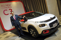 2017年7月に催された、新型「シトロエンC3」発表会の様子。クルマの横に立つのは、プジョー・シトロエン・ジャポンのクリストフ・プレヴォ社長。