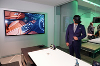 VRゴーグル装着中に顔の向きを変えると、実際にその方向を見ているかのように映像も変化する。