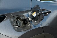 駆動用リチウムイオンバッテリーの容量は18.1kWh。満充電からであれば最大88kmのEV走行が可能（WLTCモード）。