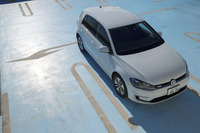 「フォルクスワーゲンe-ゴルフ」が日本に導入されたのは2017年10月のこと。インターネットを通じて100台が限定販売されたが、同年12月25日をもって注文受け付けは一度終了している。