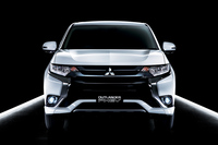 もともと「ダイナミックシールド」は、太い“く”の字のメッキモールで、左右からバンパー中央部とロワグリルをぎゅっと挟んだものだった。写真は初めてダイナミックシールドが取り入れられた、2代目「アウトランダー」の後期モデル（2015年登場）。