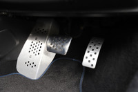 アルミ製のアクセルおよびブレーキペダル（写真左端はフットレスト）。アルピーヌによれば、「今後も3ペダルのMTを設定する予定はない」とのこと。