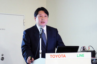 AIアシスタント「Clova」の特徴について説明するLINEの舛田 淳氏。Clovaを介して自動車やカーナビゲーションデバイス、携帯端末、スマート家電をつなぐことを目指すと語った。