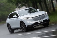 ホンダ自慢のセンタータンクレイアウトを基礎としたプラットフォームは先代モデルを踏襲。しかしながら開口部まわりへの超高張力鋼板の採用やサスペンション取り付け部の強化などによってシャシー性能を高めている。