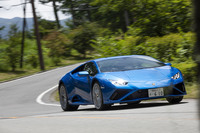 4WDの「ウラカンEVO」の乾燥重量が1422kgであるのに対して、フロントの駆動機構や後輪操舵システムを省いた「ウラカンEVO RWD」の乾燥重量は、30kg軽量な1389kgと発表されている。