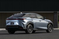 2022年4月に世界初公開された、レクサスの新型BEV「RZ」。現在はまだ開発段階にあり、同年末の発売が見込まれている。