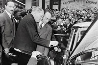 パリサロンで発表されるや、「シトロエンDS」は大きな注目を集めた。写真は会場にてDSを見学する、フランスのルネ・コティ大統領。