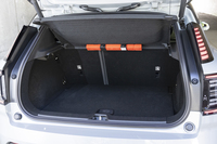 荷室の容量は318リッター。ボンネットの下にも普通充電ケーブルなどを収納できるスペースが備わっている。