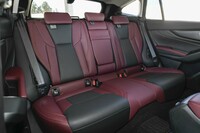 後席も前席同様、本革仕立て。ボルドーとブラックのコンビカラーも特徴となっている。