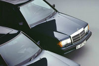 かつてメルセデス・ベンツが採用していた1本ワイパー。ワイパーアームを伸縮させることで広範囲の雨滴を拭き取る仕組みだったが、歩行者に水をかけてしまうなどの問題があり、廃止された。