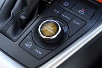 「アドベンチャー」グレードの走行モードセレクター。ダイヤル状のものはオフロード走行時に活用する「マルチテレインセレクト」で、ノーマル／マッド＆サンド／ロック＆ダートが選択可能。モードごとに色が変わるため、状況を把握しやすい。その奥に見えるのは「ドライブモードセレクト」のスイッチで、左からエコ／ノーマル／スポーツと並ぶ。