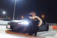 首都高辰巳PAに「NSXタイプS」を駐車し、休憩しつつ記念撮影。ポーズはともかく、2代目NSXに乗れるのもこれが最後かもしれない……としみじみしていたところに、メルセデスに乗る中年男性が声をかけてきた。