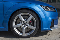 試乗車は255/30R20サイズのタイヤを履いていた。日本仕様は245/35R19サイズが標準となる。