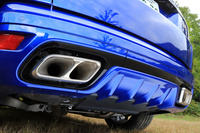 エンジンをかけた際のエキゾーストノートは野太く、ボリュームも大きい。スクエア形状となる2本出しのエキゾーストパイプを左右に振り分けており、この形状やデザインも2018年モデルで変更されたもの。